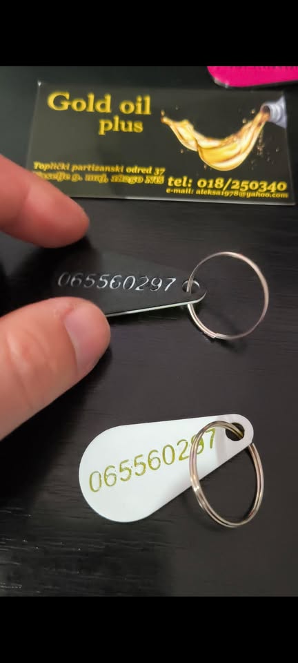 Promotivni privezak žeton sa nazivom biznisa i brojem telefona