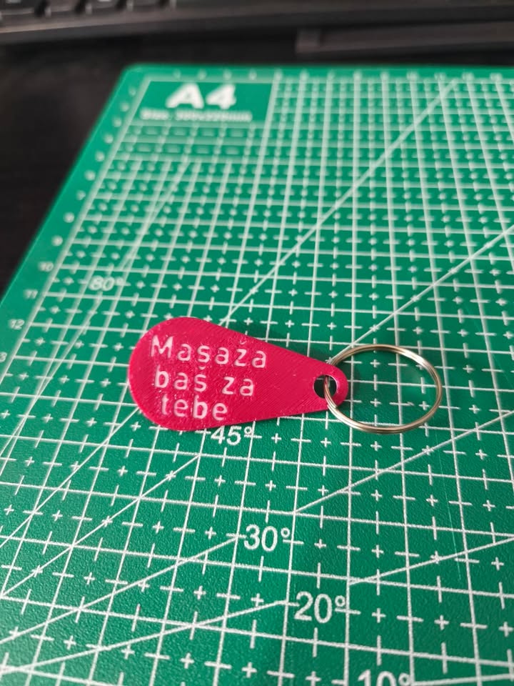 Roze promotivni privezak sa natpisom Masaža baš za tebe