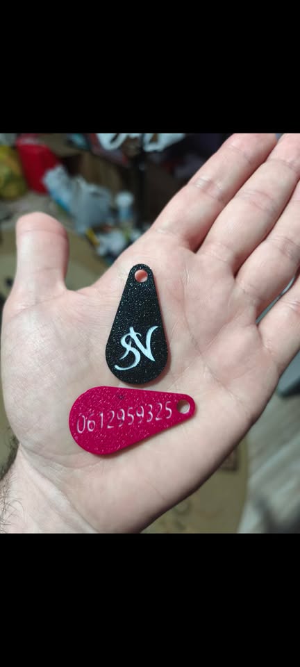 Par personalizovanih žetona sa monogramom i brojem telefona
