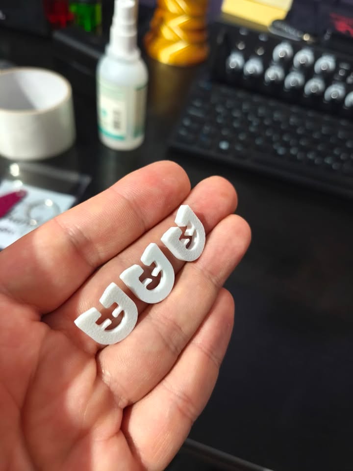 3D štampani držači zavesica za krovne prozore